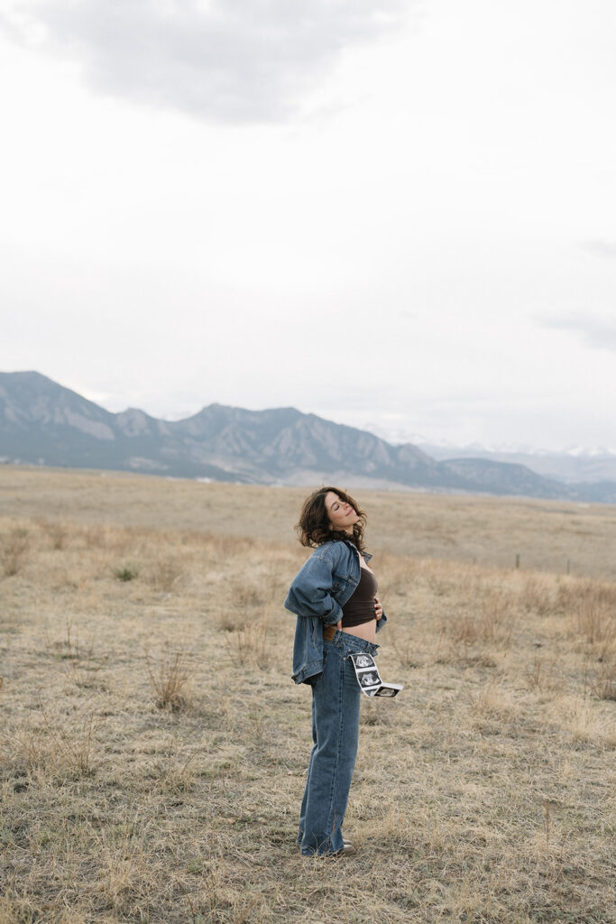Cool girl pregnancy announcement photoshoot